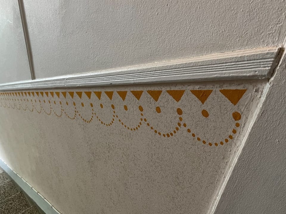 Ornamente an der Wand im Treppenhaus