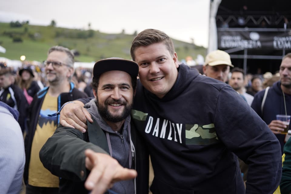 Besucher und Besucherinnen auf dem Festivalareal.