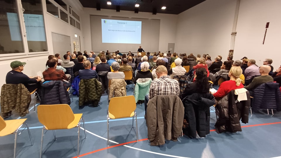 Leute in der Turnhalle