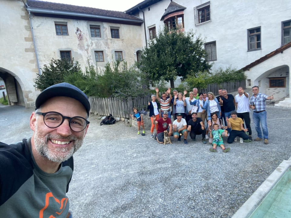 Livio Foffa avant ina gruppa d'amis a Müstair