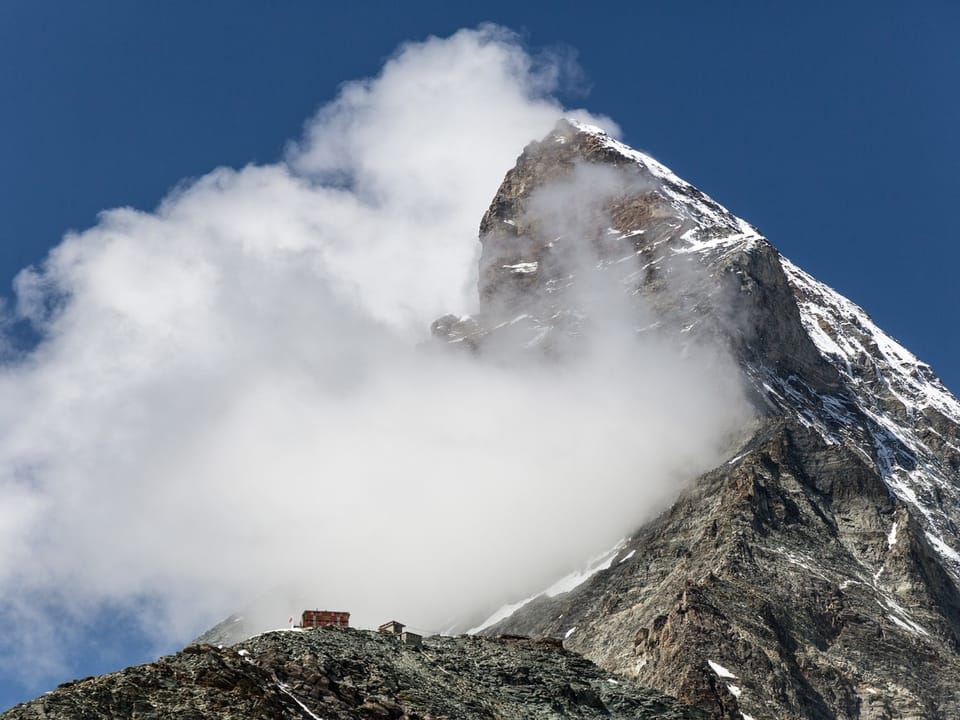 Matterhorn mit Wolken umhüllt.
