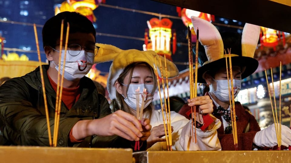 Chinesinnen und Chinesen erbringen Opfergabe mit Räucherstäbchen zum chinesischen Neujahrsfest.