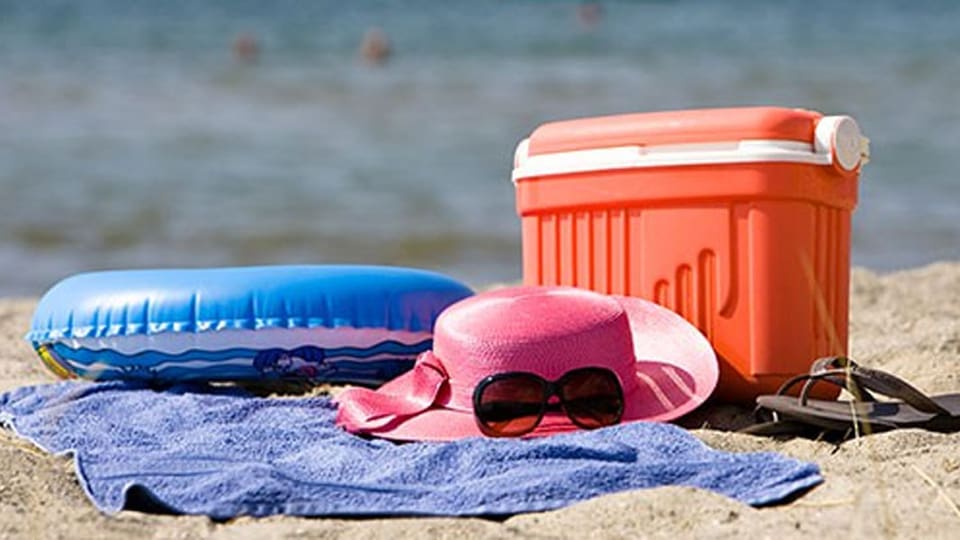 Kühlbox am Strand.