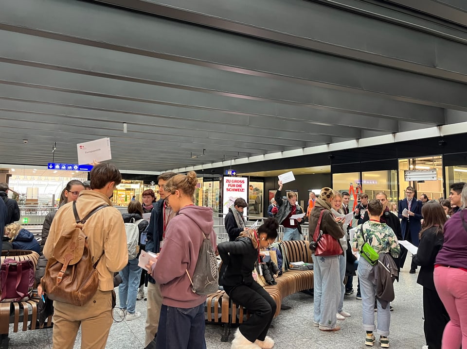 Menschenmenge am Bahnhof Bern