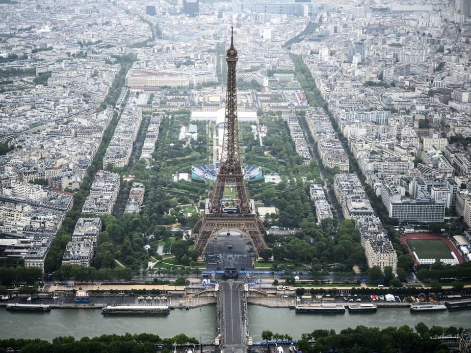  Eine Luftaufnahme des Eiffelturms während der Eröffnungsfeier der Olympischen Spiele 2024 in Paris.