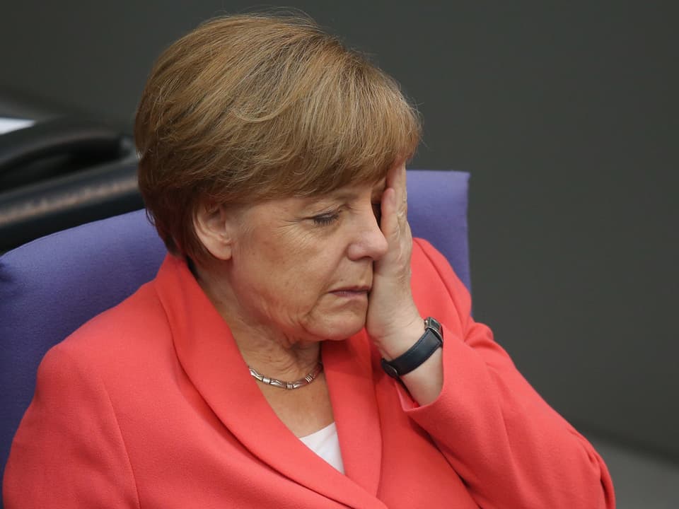 Merkel mit geschlossenen Augen.