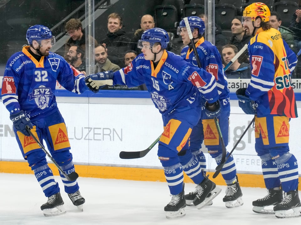 Eishockeyspieler in blauen Trikots auf dem Spielfeld.