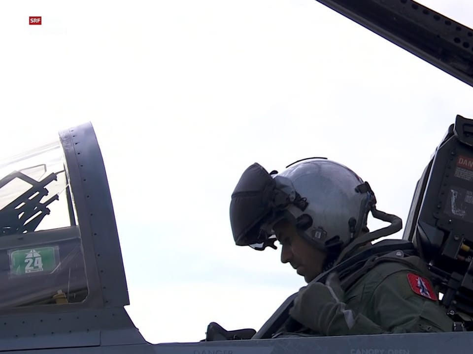 Pilot in einem Kampfflugzeug-Cockpit.