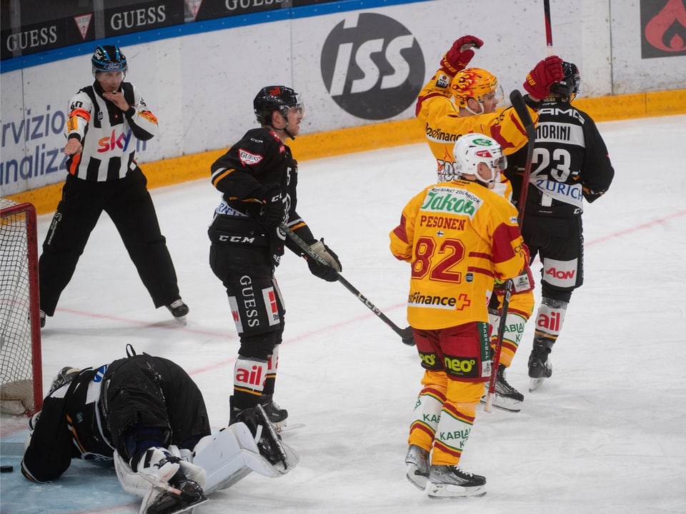 Malone und Pesonen von den Tigers jubeln, der Lugano-Goalie liegt am Boden.