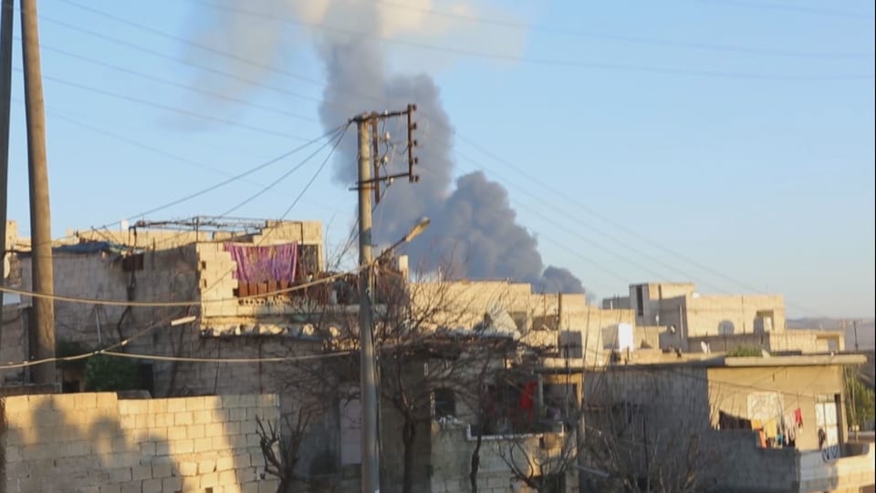 Rauchpilz über einem Wohnquartier von Afrin