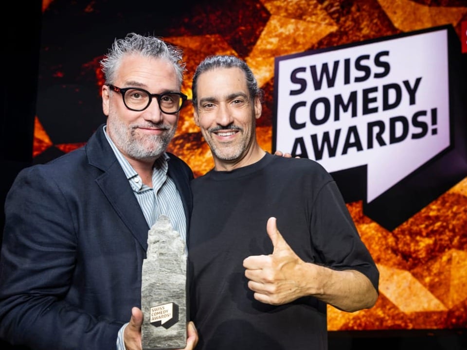 Riklin & Schaub posieren mit dem Swiss Comedy Preis.