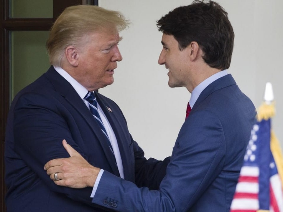 Donald Trump und Justin Trudeau geben sich die Hand