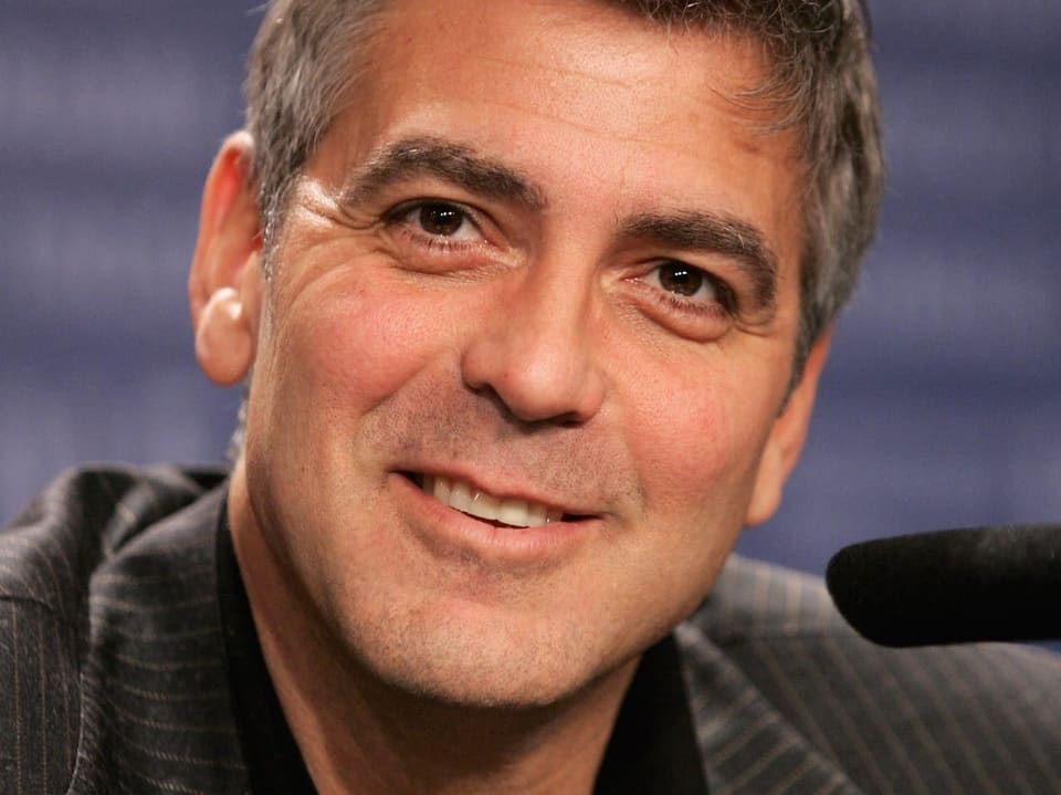 George Clooney grinst