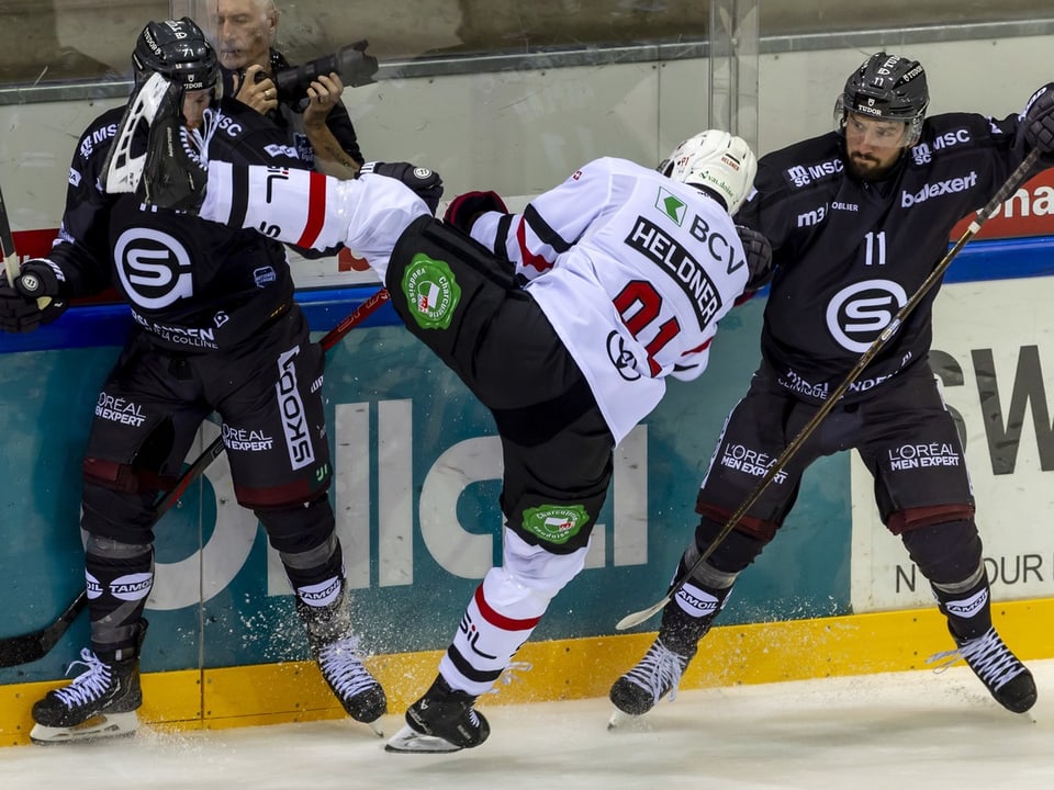 Eishockeyspieler beim Zweikampf auf dem Eis.