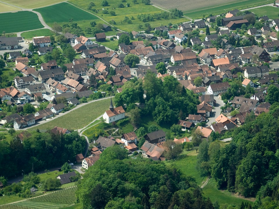 Dorf aus der Vogelperspektive.