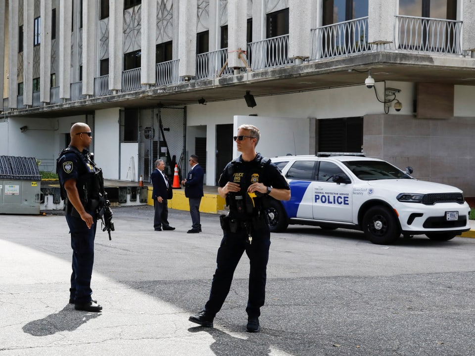 Polizeibeamte stehen am Tag nach dem mutmasslichen Attentat vor dem Gerichtsgebäude in West Palm Beach, Florida.