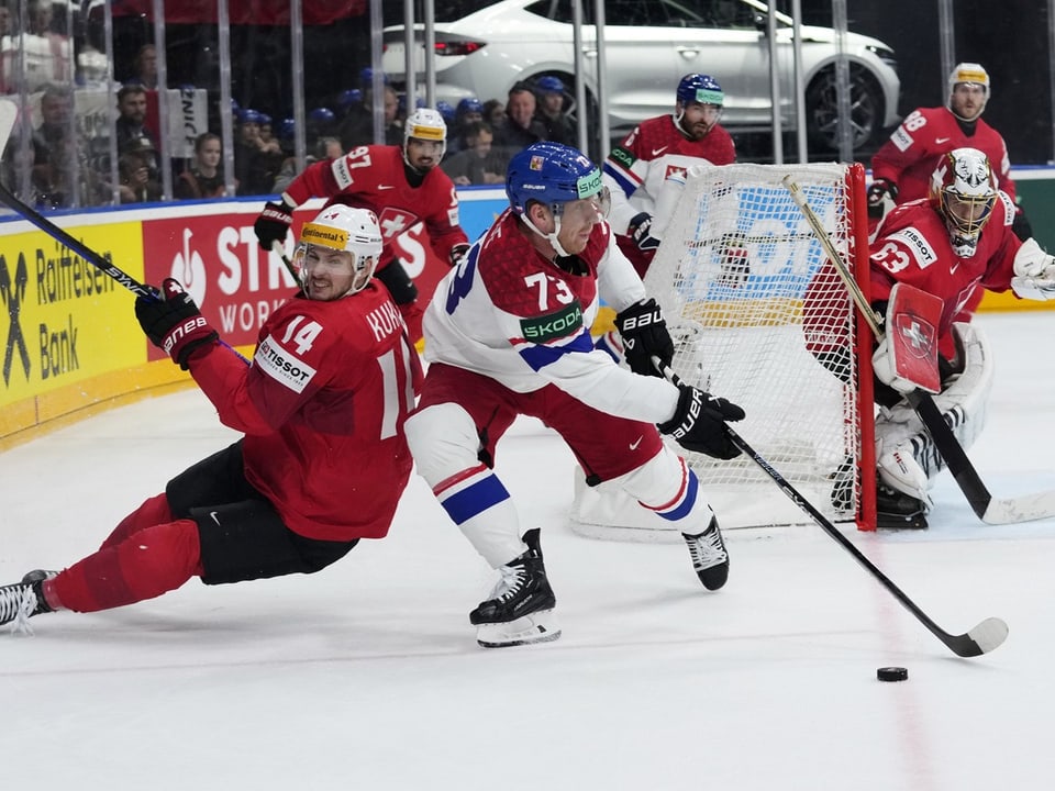 Eishockeyspiel mit Spielern in Aktion, einer rutscht.