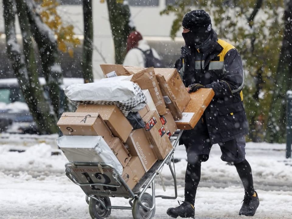 Pöstler im Schnee.