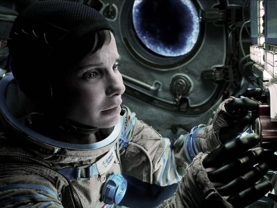 Astronautin in einem Raumanzug bedient technische Ausrüstung im Weltraum.