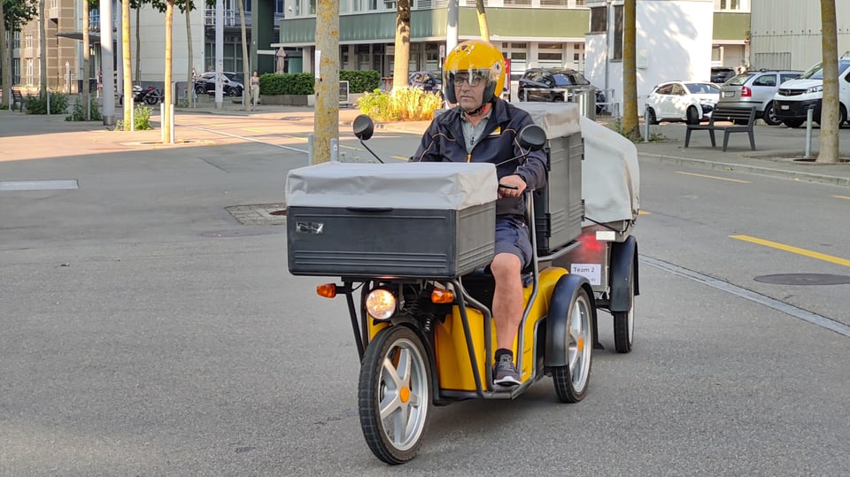 Ein Mann fährt mit einem Motorrad der Post