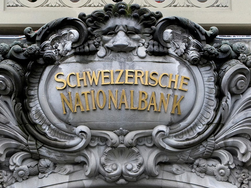 Steinernes Schild der Schweizerischen Nationalbank.