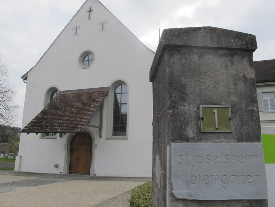 Schild des Heims vor der Kapuzinerkirche. 