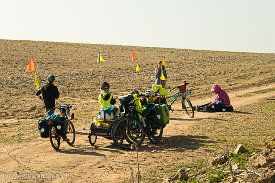 Velofahrer-Gruppe im Nirgendwo