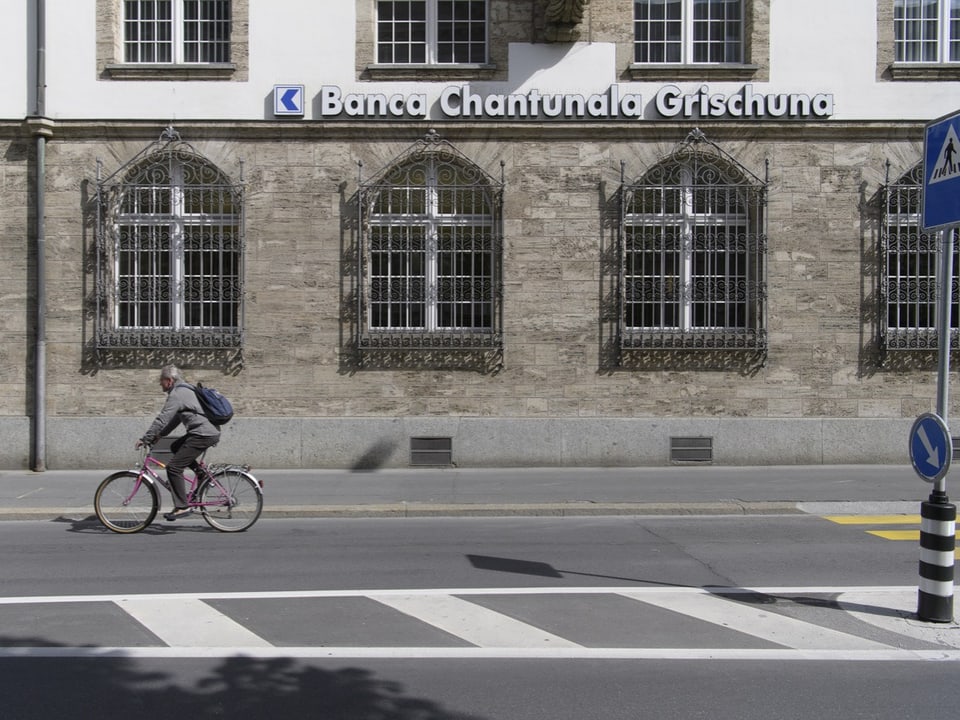 Blick auf eine Hausfassade, die mit «Banca Chantunala Grischuna» angeschrieben ist.