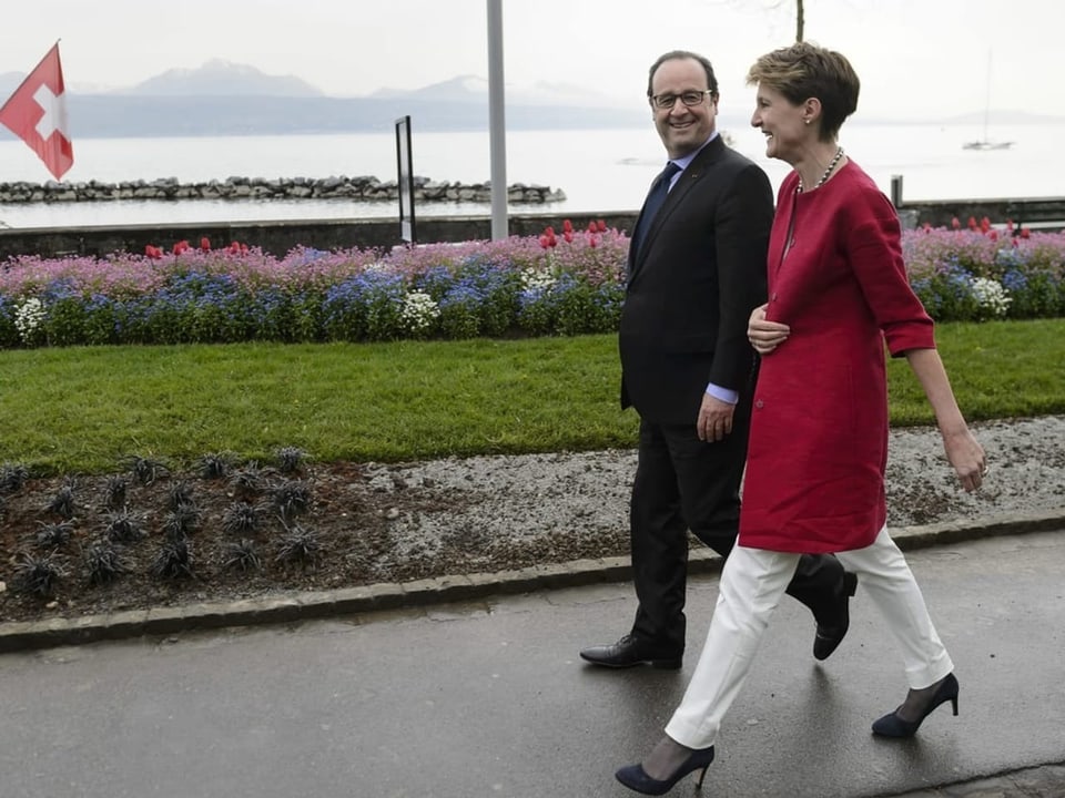 François Hollande und Simonetta Sommaruga spazieren entlang des Genfersees.