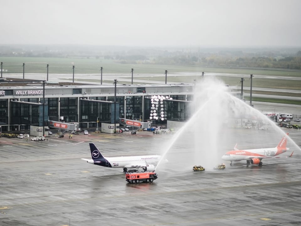 Wassertaufe für den neuen Flughafen mit einem Lufthansa- und einem Easyjet-Flugzeug.