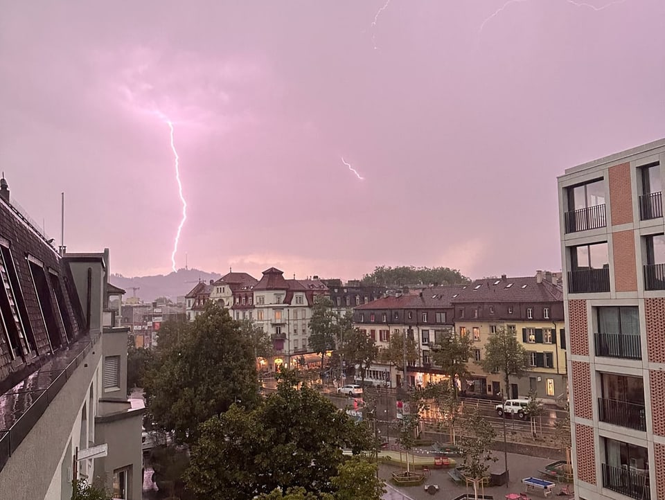 Blitz am Himmel während der Dämmerung über Bern