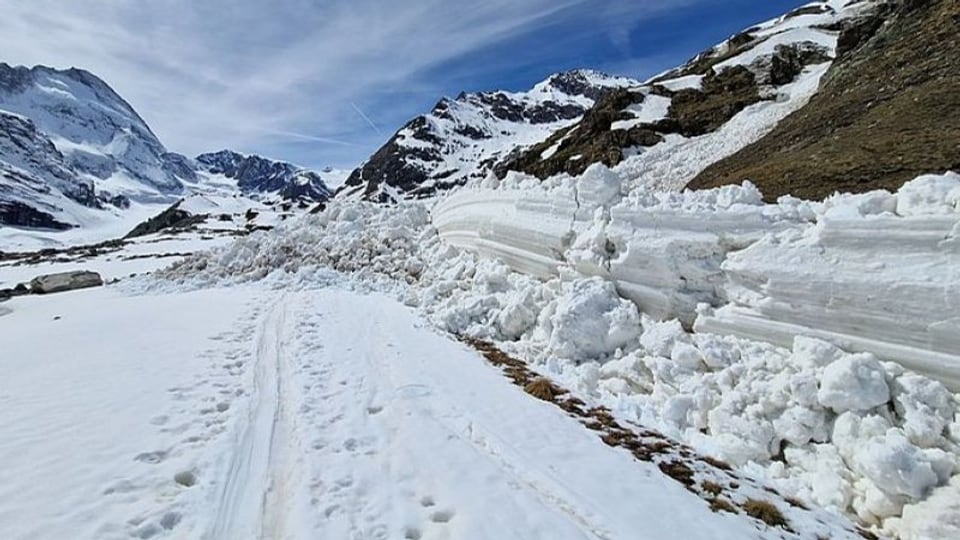 Schneebedeckter Bergpass mit Lawine.