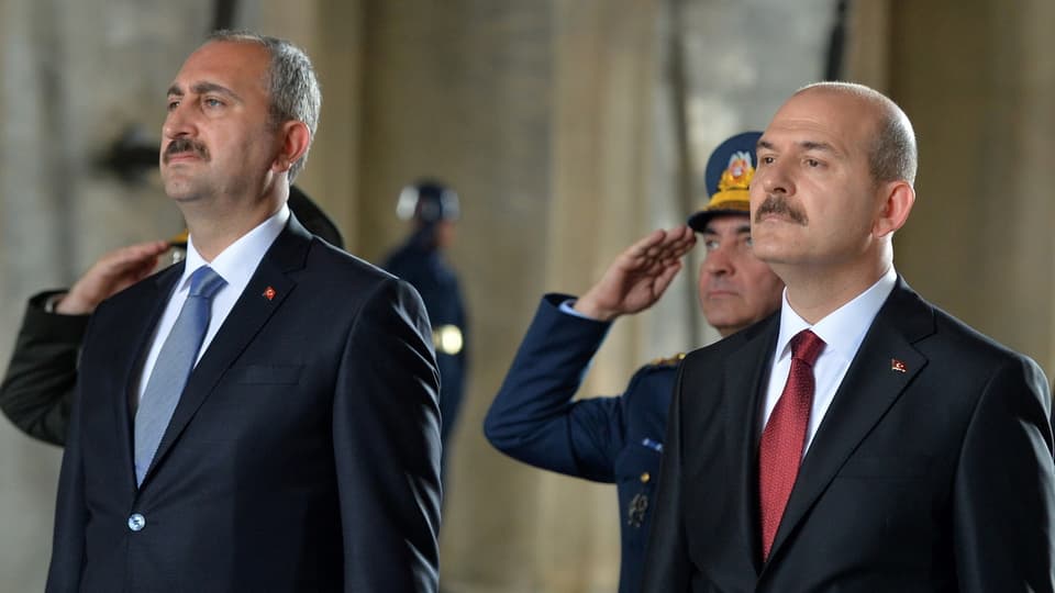 Gül und Süleyman bei einer Staatszeremonie nebeneinander.