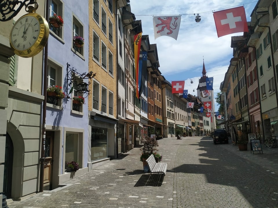 Altstadt von Bremgarten mit Fahnen.