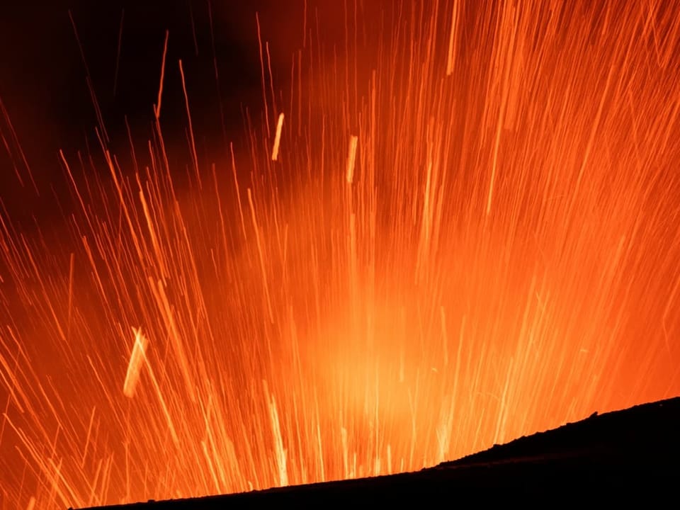 Eruption eines Vulkans mit fliegender Lava.