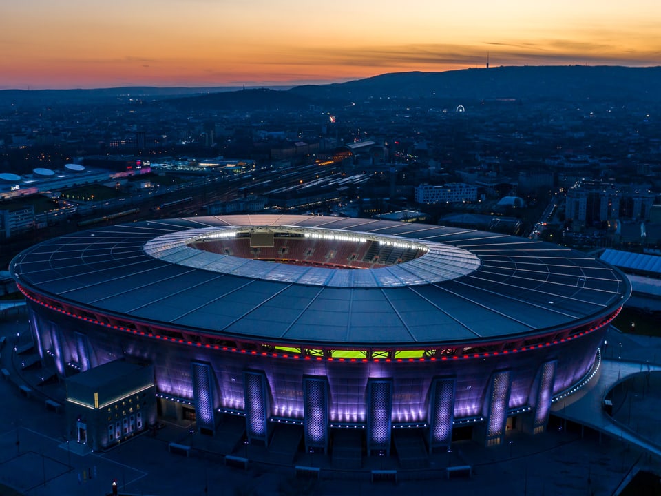 Luftbild des Puskas-Stadions mit Abendstimmung