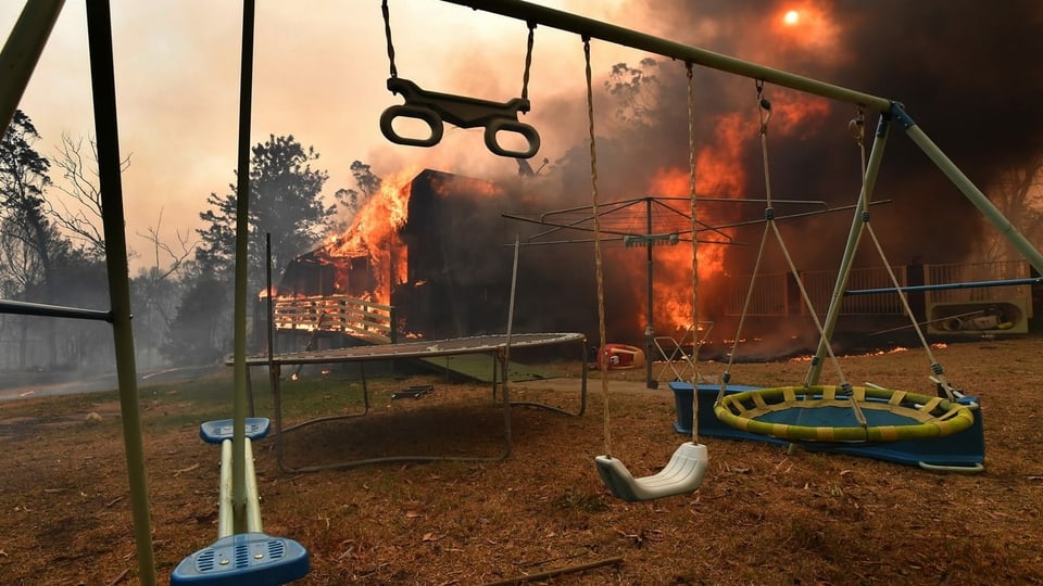 Ein verlassenes Haus in Buxton, New South Wales, brennt lichterloh.