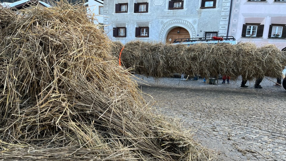 L'Hom Strom, der Strohmann, eine Tradition die es nur in Scuol im Unterengadin gibt