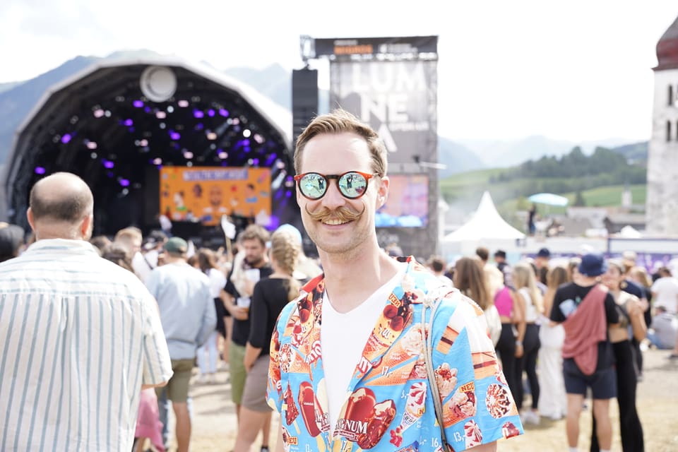 Ein Besucher auf dem Festivalgelände am Open Air Lumnezia.