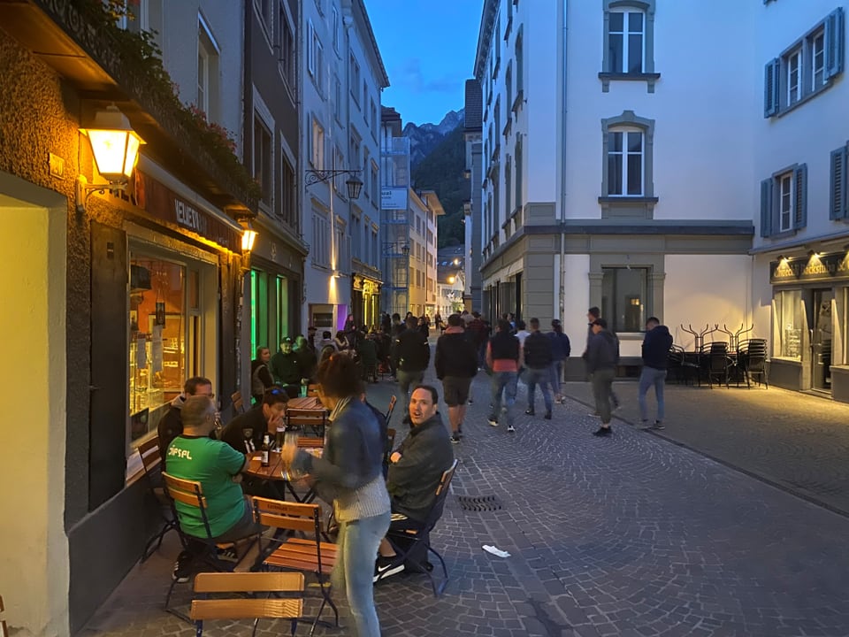 Er en la Untere Gasse èn bleras persunas idas la sonda passada en sortida. 