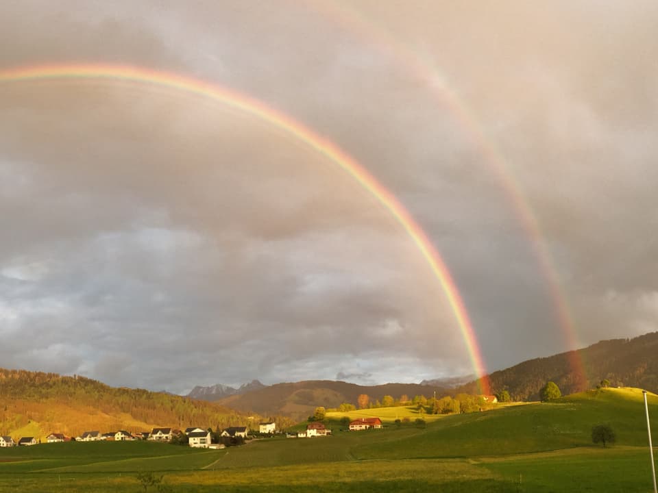 Schöner doppelter Regenbogen.