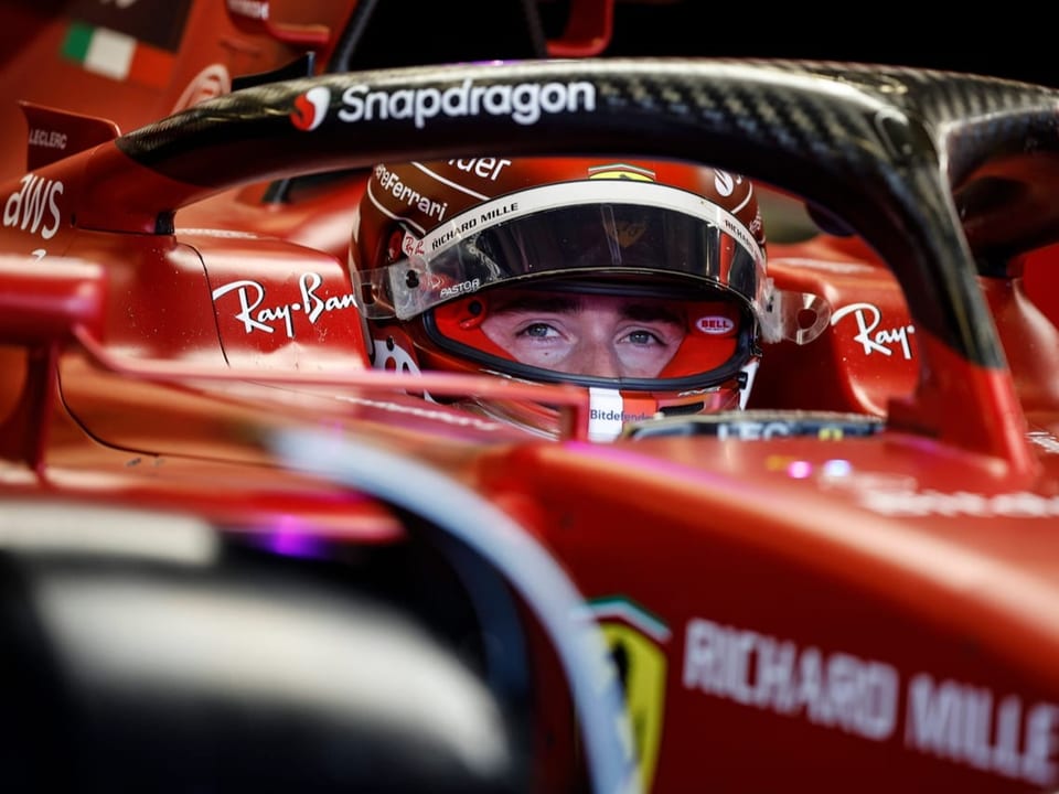 Charles Leclerc sitzt im Ferrari.