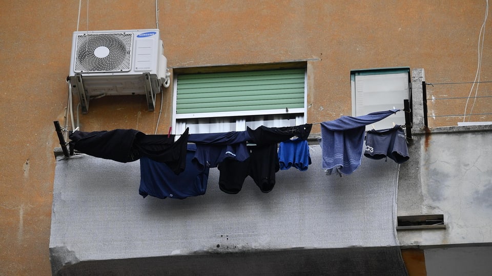 Eine Wäscheleine vor einem Balkon