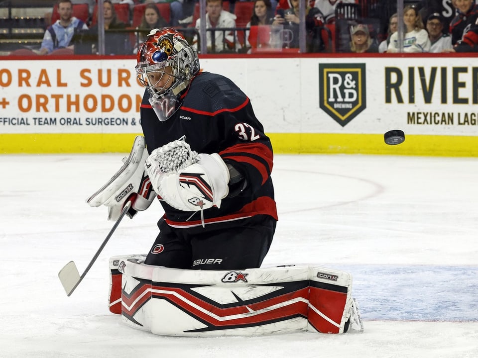 Eishockey-Torwart blockt den Puck.