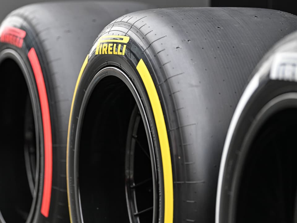 Drei Pirelli-Reifen