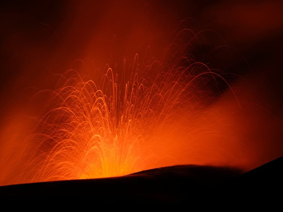 Ausbruch eines Vulkans bei Nacht.