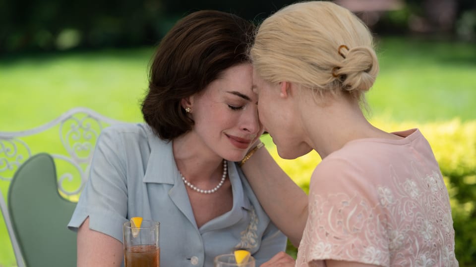 Filmszene aus «Mothers' Instinct» mit der weinenden Anne Hathaway, die von Jessica Chastain getröstet wird.