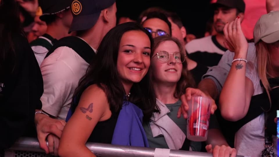 Zufriedene Gesichter bei einem Konzert am Open Air Lumnezia 2024..