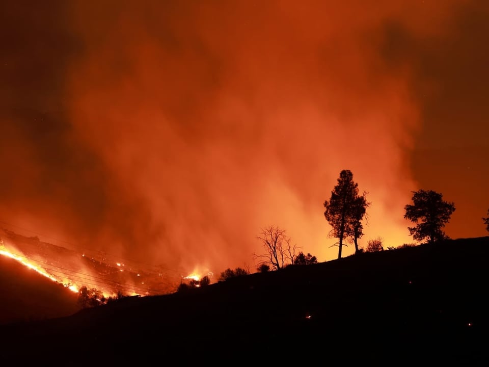 Flammende Landschaft in der Nacht