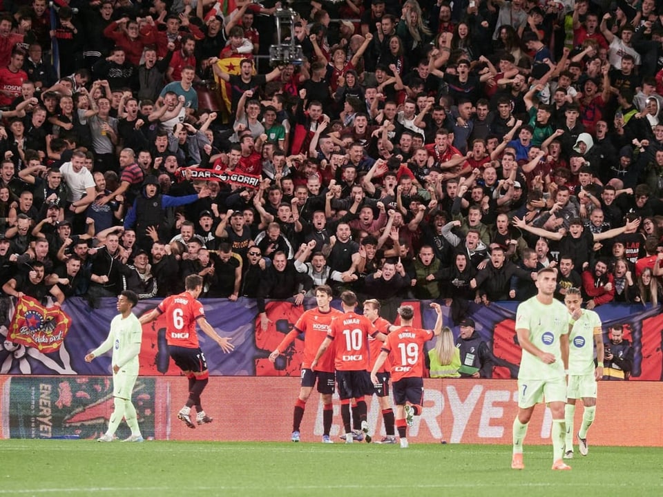 Die Spieler von Osasuna bejubeln vor ihrer Fan-Kurve einen Treffer gegen Barcelona.